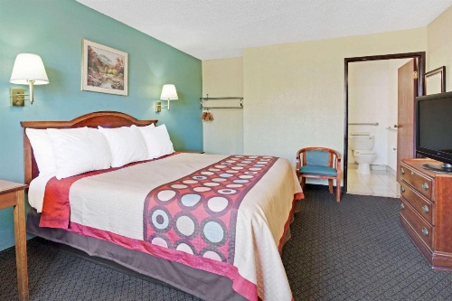 Super 8 by Wyndham Tucson Downtown Convention Center image 9